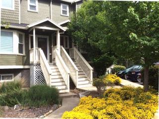 898 Blackberry Ln, Ashland, OR 97520-1459