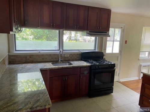 62 Willis Ave, Cresskill, NJ 07626-2432