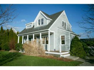 15 Clayton St, Middletown, RI 02842-4909