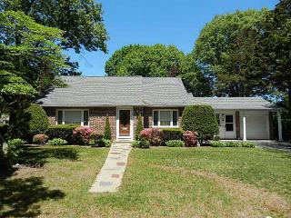 132 Woodstock Ln, Cranston, RI 02920-6127