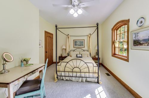 8901 Maple Ave, Willowbrook IL 60527-6469 exterior