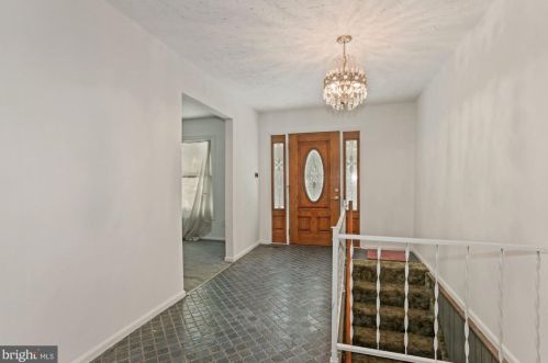 18310 Woodland Dr, Triangle, VA 22172-1312