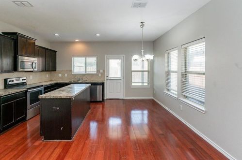 5613 Thunder Bay Dr, Fort Worth TX  76119-8505 exterior