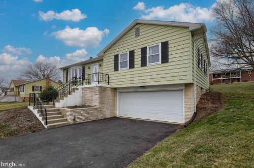317 Southview Dr, Ephrata, PA 17522-9559