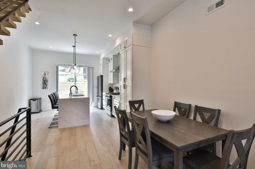 528 Mercy St, Philadelphia, PA 19148-2533