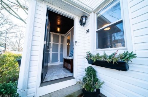 24 Cedar Ln, Maplewood, NJ 07040-1015