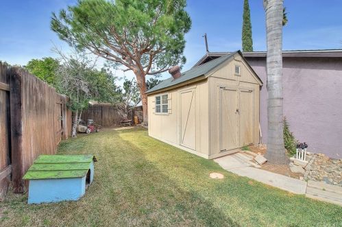 2742 Gleason Ct, Riverside CA  92506-4325 exterior