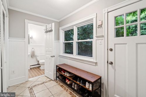 25 Gravers Ln, Philadelphia PA 19118-0041 exterior