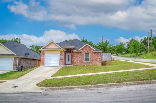 2823 18th St, Fort Worth, TX 76106-5016