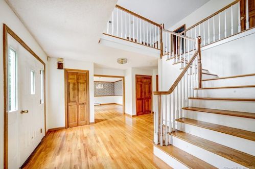 19 Alison Ct, Waterbury, CT 06712-1458