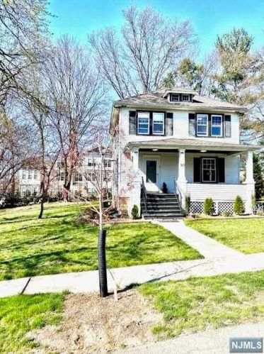 10 Poplar St, Dumont, NJ 07628-1226