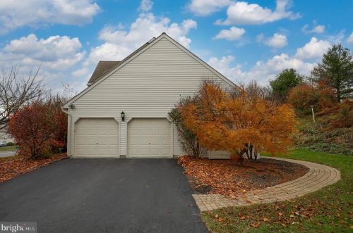2231 Spring Valley Rd, Lancaster, PA 17601-2403