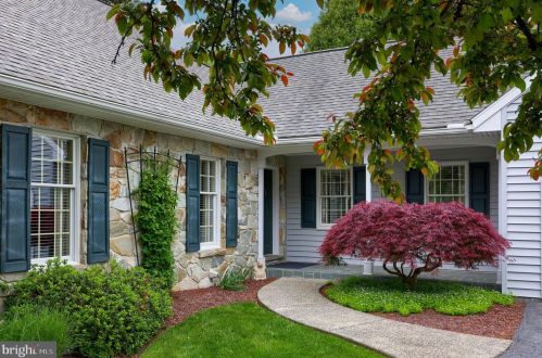 142 Bentley Ln, Lancaster PA  17603-6204 exterior