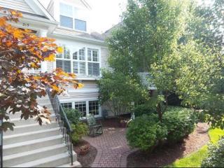 215 5th St, Green Oaks, IL 60048-2315