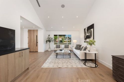 5243 Fulton Ave, Van Nuys CA  91401-5906 exterior