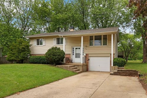 400 Suffolk Dr, Bull Valley, IL 60014-7652