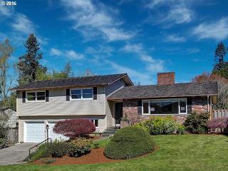 6717 Raleighwood Way, Portland, OR 97225-1934