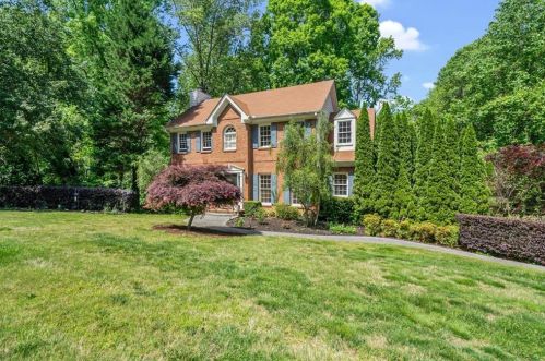 511 Clear Lake Ln, Suwanee, GA 30024-2904