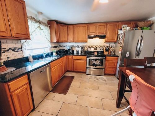 35 Woodbury Rd, Providence, RI 02905-3318