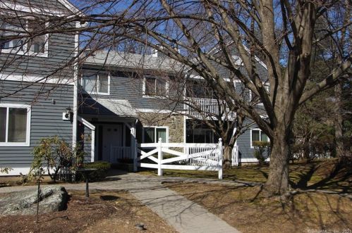202 Windgate Cir, Upper Stepney, CT 06468-2827