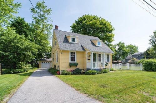 87 Potters Ave, Warwick, RI 02886-3045