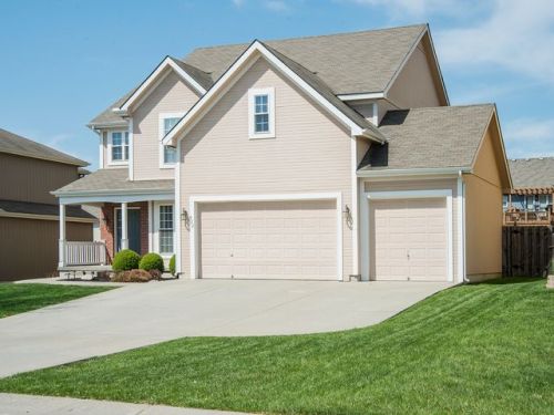 922 Southfork St, Leavenworth, KS 66043-5203