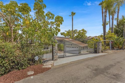 831 Sunset Dr, Vista, CA 92081-6825