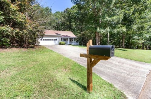 40 Hardwood Dr, Porterdale, GA 30016-4141