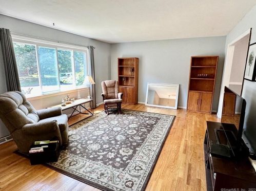 10 Lakeview Dr, Milford, CT 06460-2812