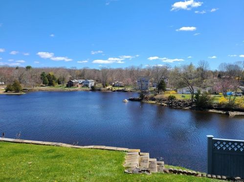 3 Summit Ave, East Lyme, CT 06333-1722