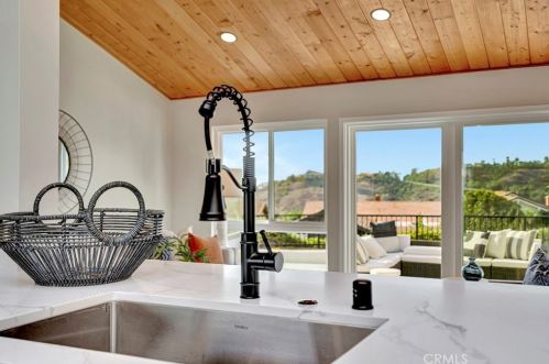 323 Calle Empalme, San Clemente CA  92672-2105 exterior