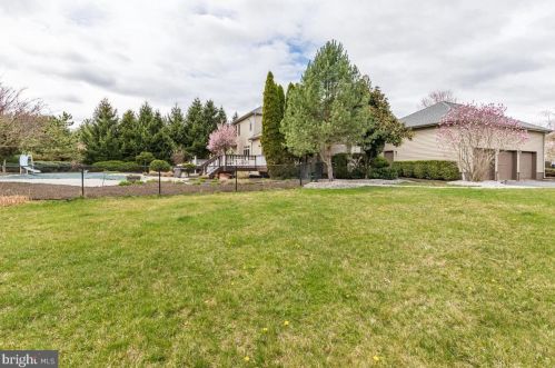 8 Tomlyn Dr, Princeton NJ  08540-4316 exterior