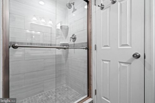 5637 Fort Corloran Dr, Springfield VA  22015-2114 exterior