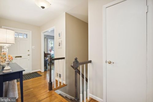8209 Captain Hawkins Ct, Annandale, VA 22003-4602