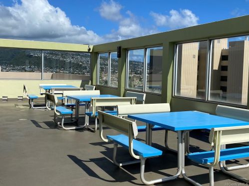 2452 Tusitala St, Honolulu HI  96815-3154 exterior