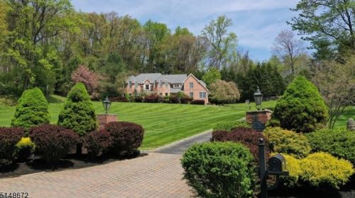 15 Beacon Hill Dr, Chester, NJ 07930-3001