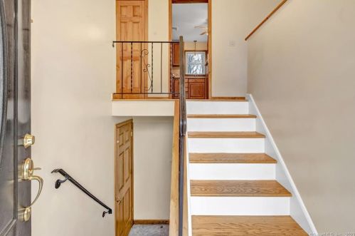 14 Norman Ln, Huntington, CT 06484-1931