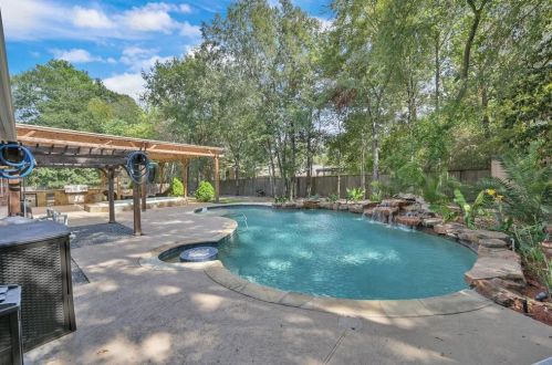 9010 Willow Spg Ln, Conroe TX  77302-3496 exterior