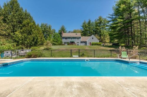 17 Deer Hollow Dr, Amherst, NH 03031-1808
