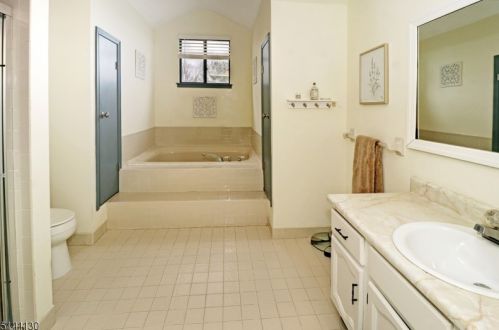 81 Overlook Dr, Hackettstown NJ  07840-4610 exterior
