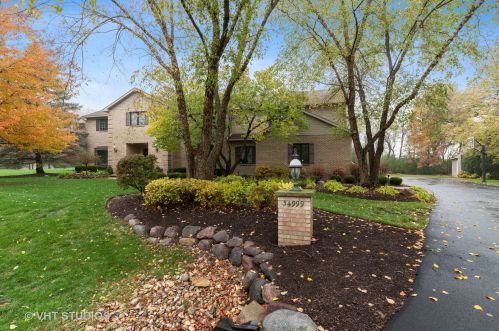 34999 Oak Knoll Cir, Gurnee, IL 60031-4453