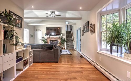 8 Captains Watch, Huntington CT  06484-5914 exterior