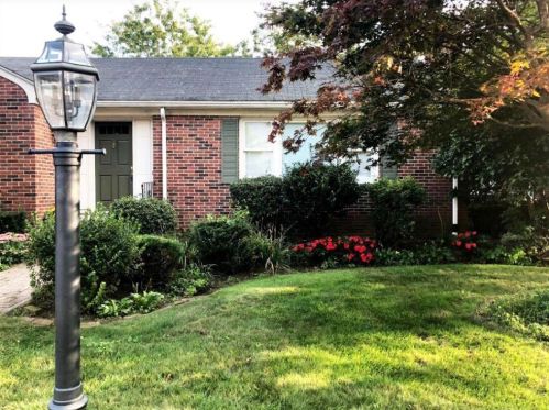 40 Superior View Blvd, Providence, RI 02911-2928