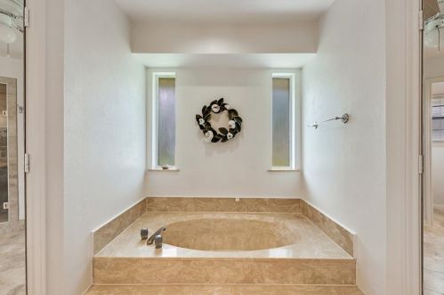 2614 Timberleaf Dr, Carrollton TX 75006-2040 exterior