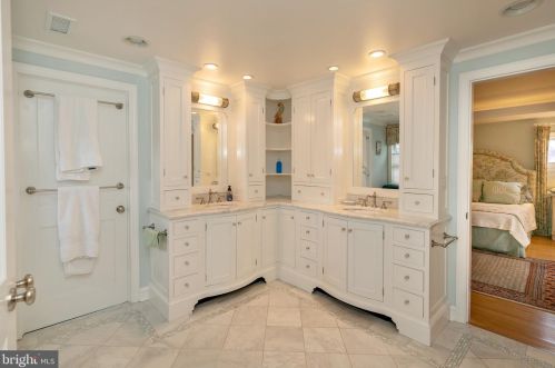 561 Crystal Lake Ave, Tavistock NJ 08033-2748 exterior