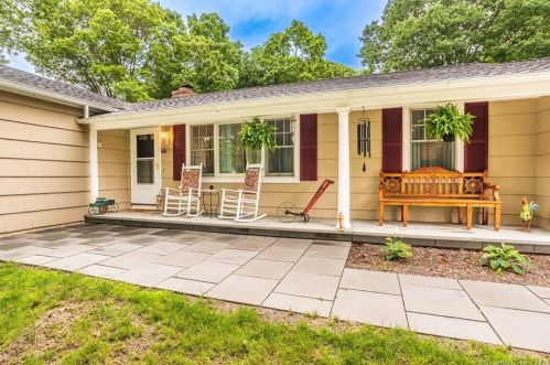 27 Sportsman Dr, Huntington, CT 06484-2733