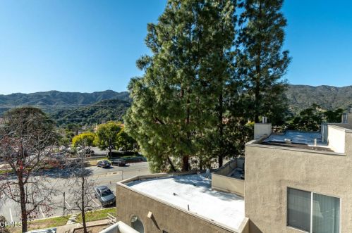 2915 Montrose Ave, Glendale CA 91214-3841 exterior