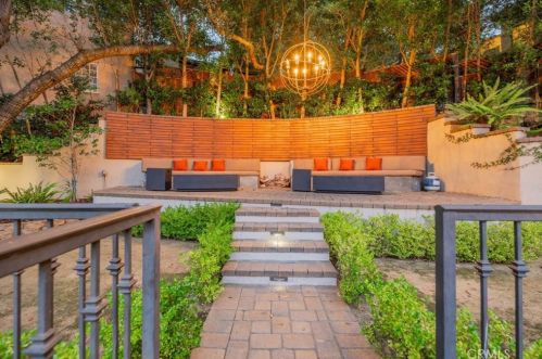 1566 Hillside Dr, Glendale CA  91208-2456 exterior