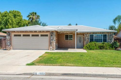 1689 Sussex Ave, Clovis, CA 93611-5136