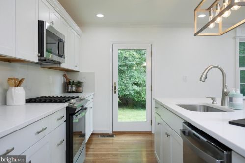 2405 Blue Valley Dr, Silver Spring MD 20904-5206 exterior